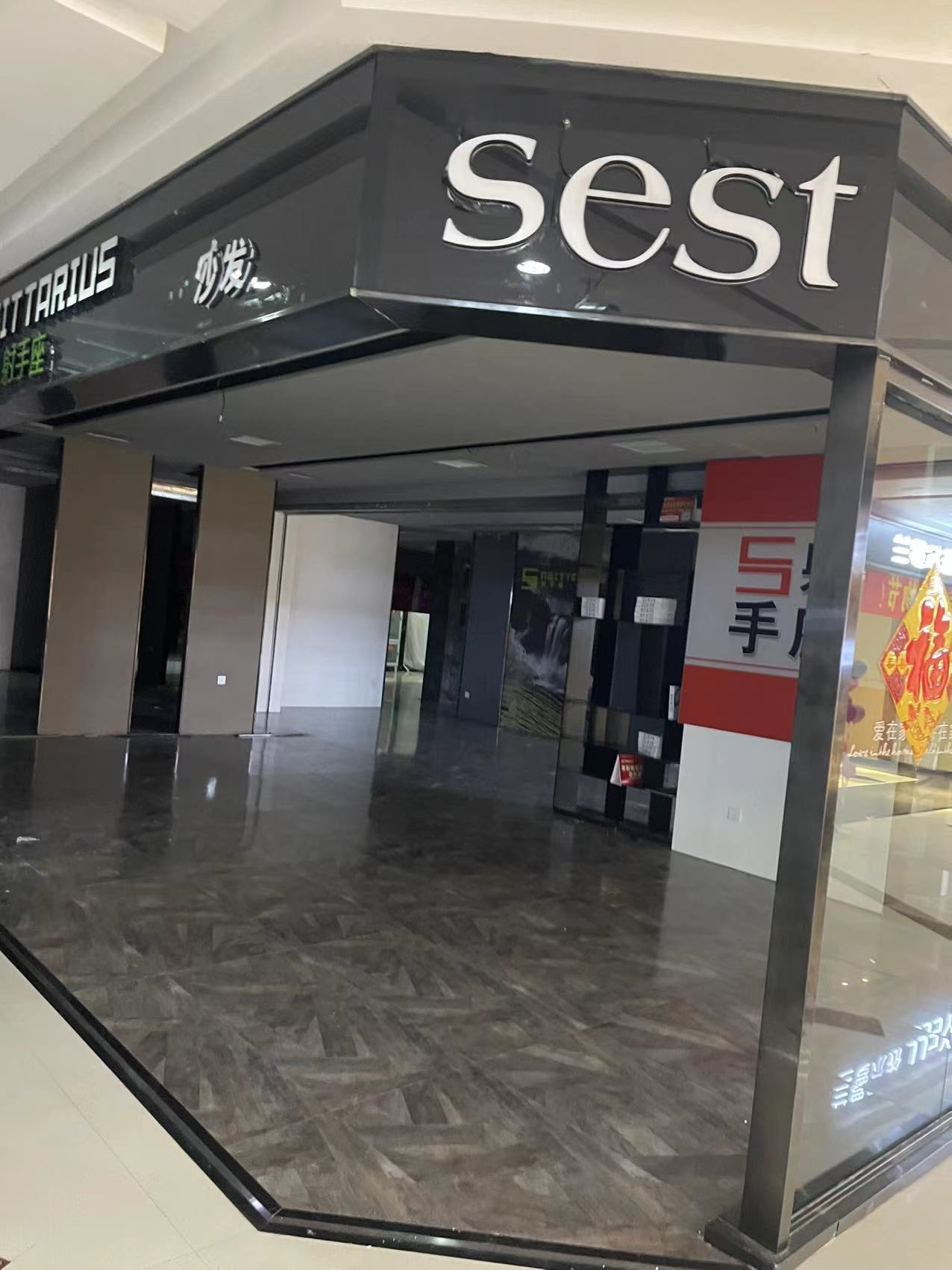 内蒙古呼伦贝尔市海拉尔区正阳办国际贸易中心A1003、A1004号房产;南北组团地下储藏室房产