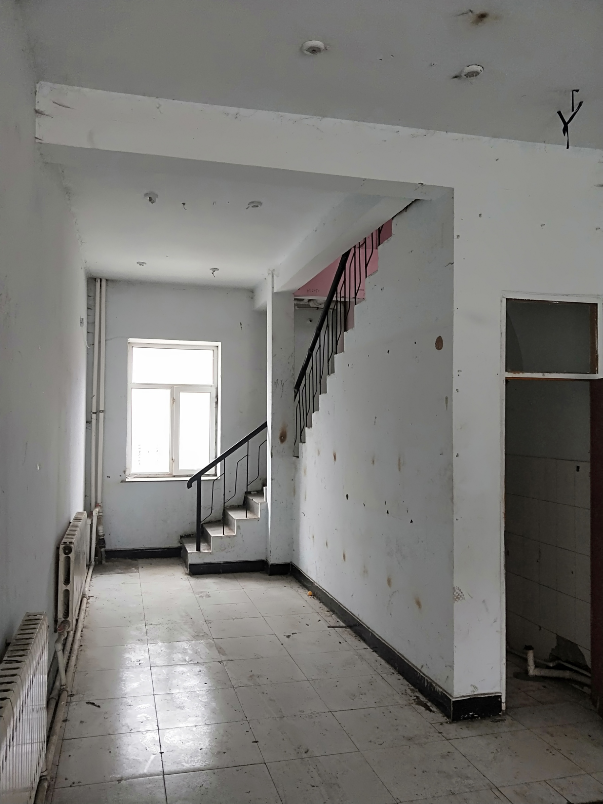 内蒙古呼伦贝尔市阿荣旗那吉镇建设街临河综合楼一层南起第4号楼中楼房产